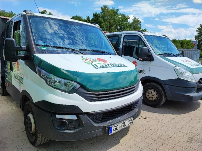 Firmenfahrzeuge der Gartenbau Laarmann für Gartenpflege-Abos in Gelsenkirchen auf Kundenbesuch